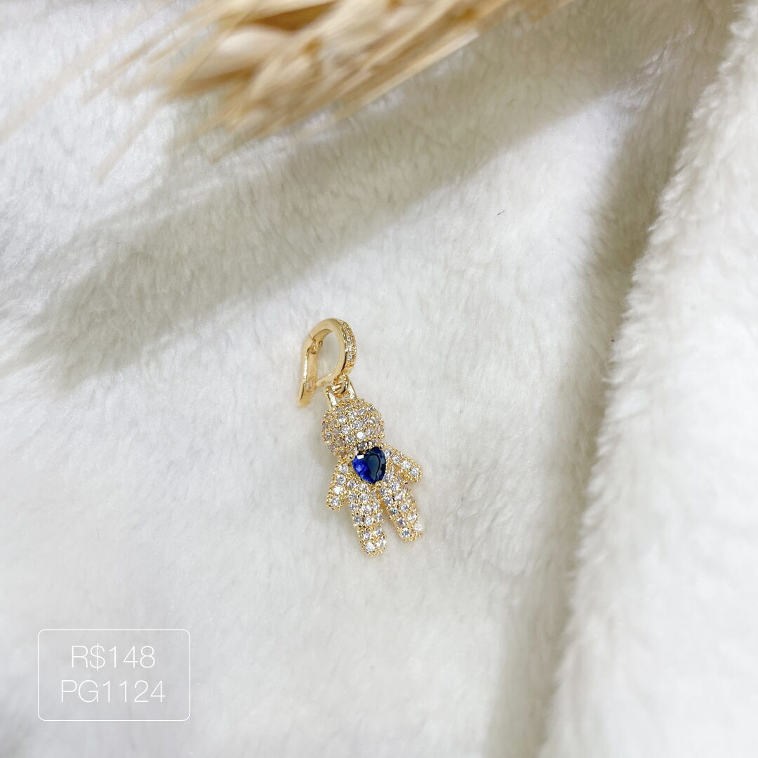 Pingente de Menino c/ Coração Azul Cravejado Cristal Dourado